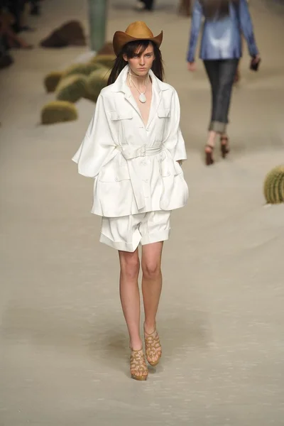 Look 16